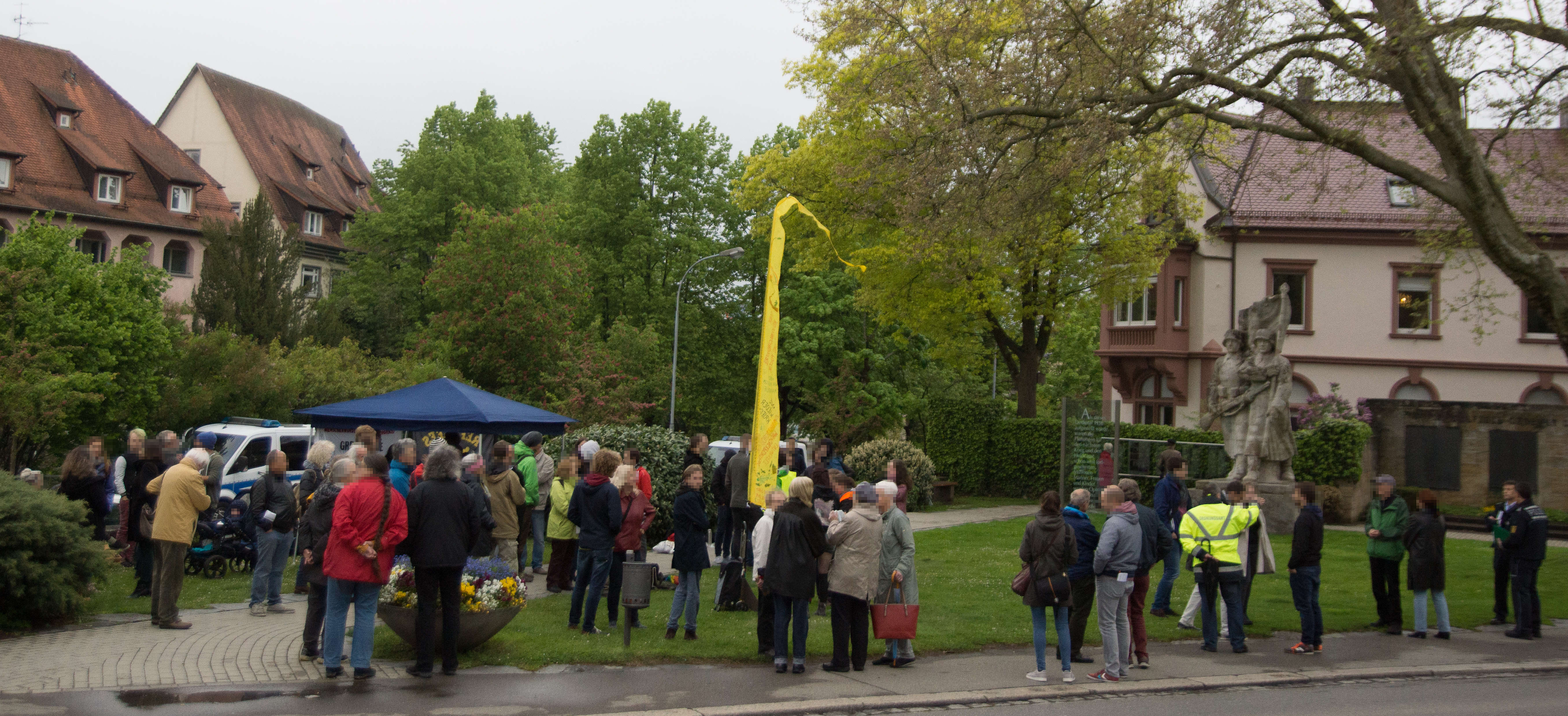Kundgebung auf dem Luisenplatz vor dem Kriegerdenkmal